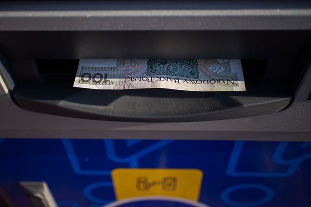 peníze z bankomatu.jpg