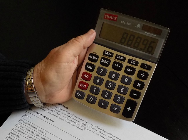 kalkulačka v ruce